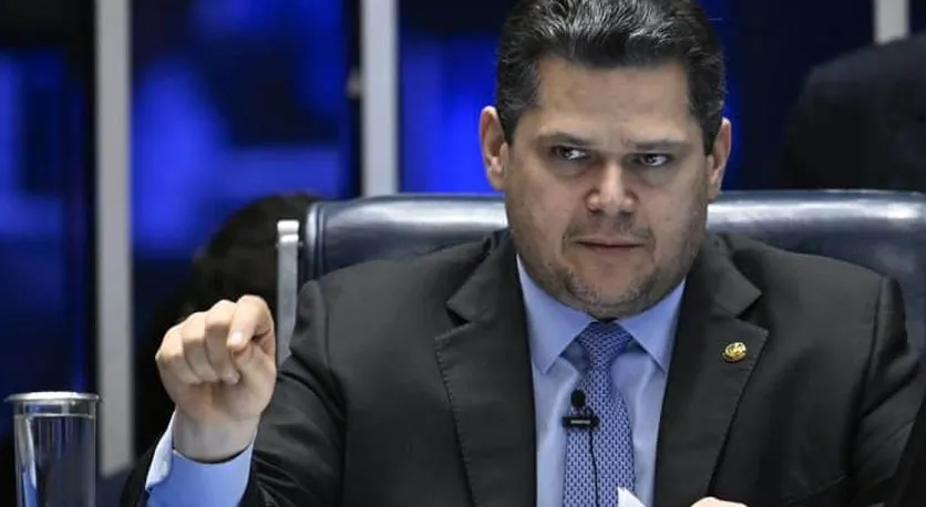 Alcolumbre sinaliza tramitação mais lenta para “melhorar” PEC do fim da escala 6×1 no Senado