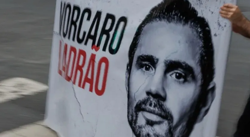 Cartaz de protesto contra o ex-banqueiro Daniel Vorcaro.